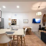Kite & Surf Nomad House بيت شباب