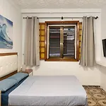 Kite & Surf Nomad House بيت شباب