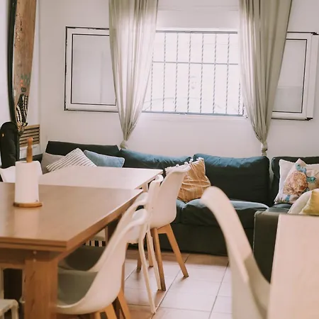 Kite & Surf Nomad House بيت شباب
